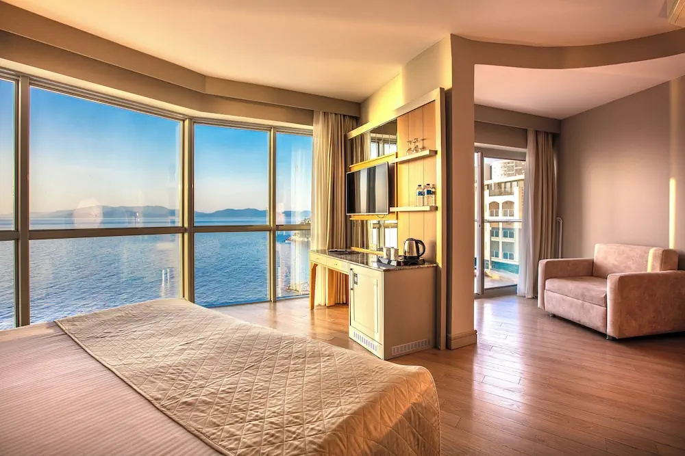 HOTEL: Charisma De Luxe Hotel
