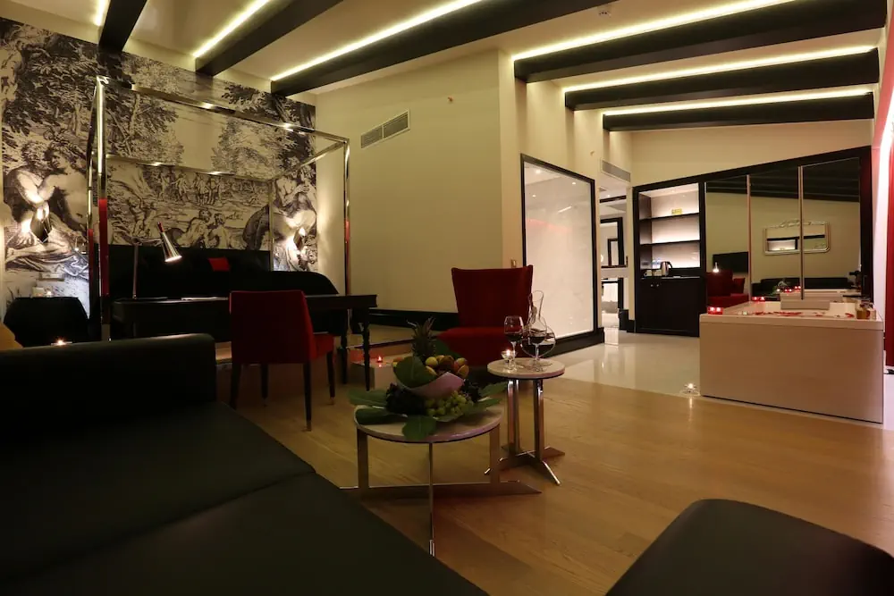 HOTEL: Charisma De Luxe Hotel