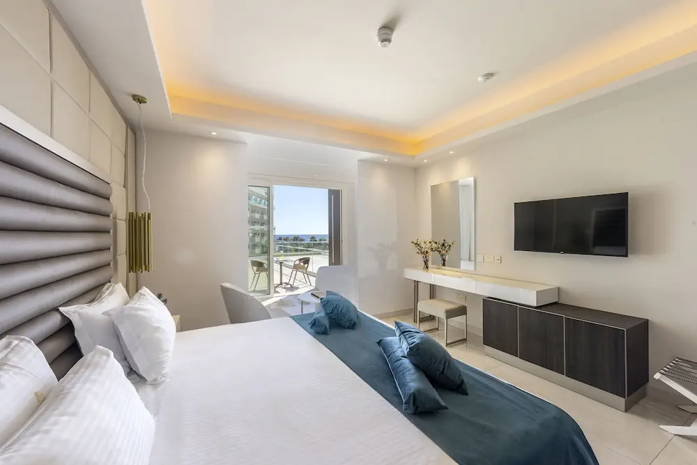 HOTEL: Chrysomare Beach Hotel and Resort