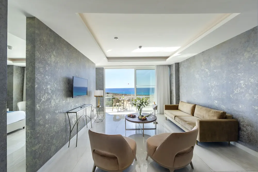 HOTEL: Chrysomare Beach Hotel and Resort