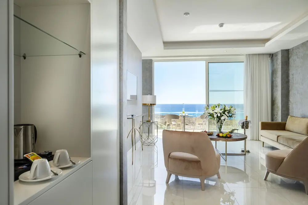 HOTEL: Chrysomare Beach Hotel and Resort