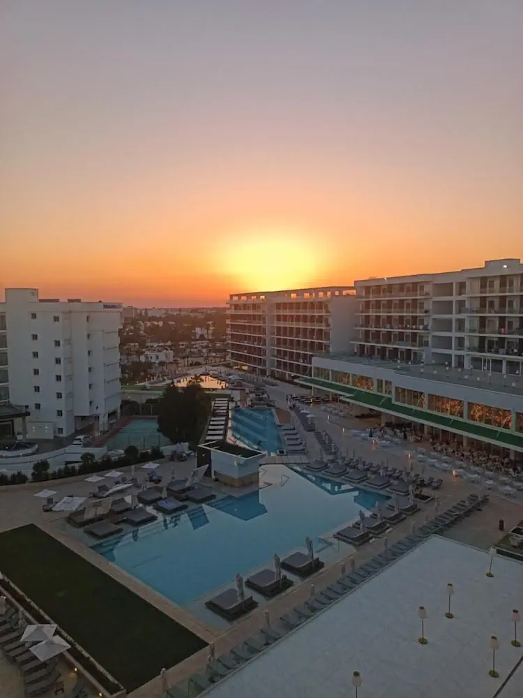 HOTEL: Chrysomare Beach Hotel and Resort