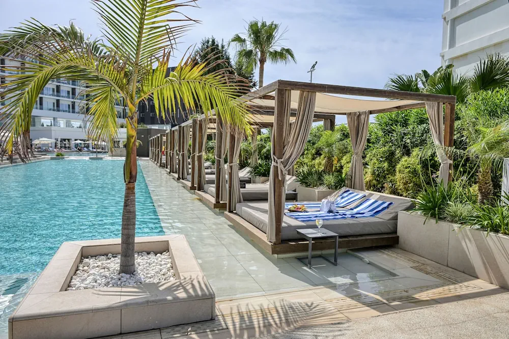 HOTEL: Chrysomare Beach Hotel and Resort