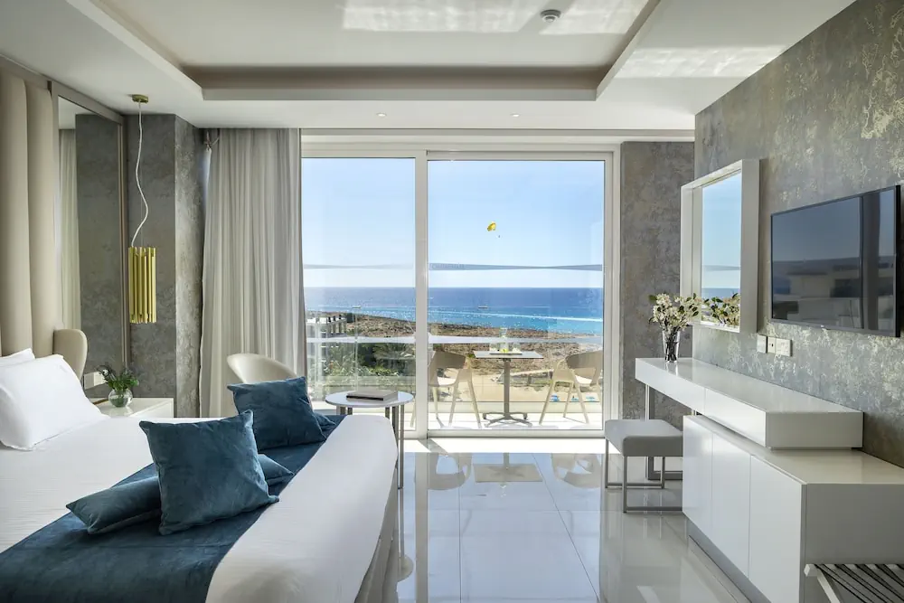 HOTEL: Chrysomare Beach Hotel and Resort