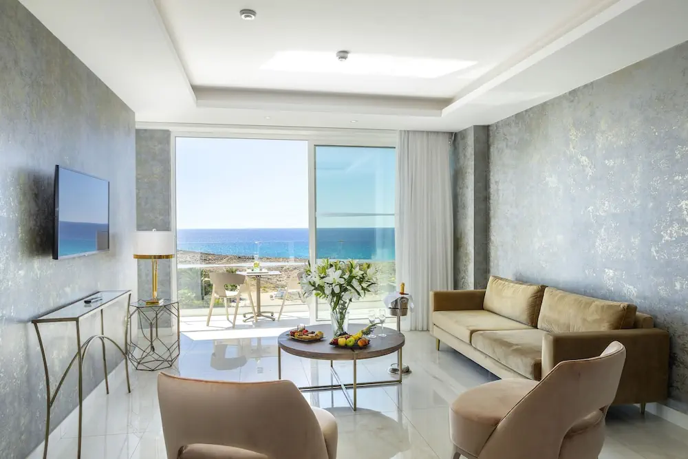 HOTEL: Chrysomare Beach Hotel and Resort