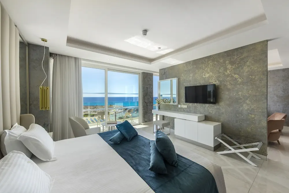 HOTEL: Chrysomare Beach Hotel and Resort