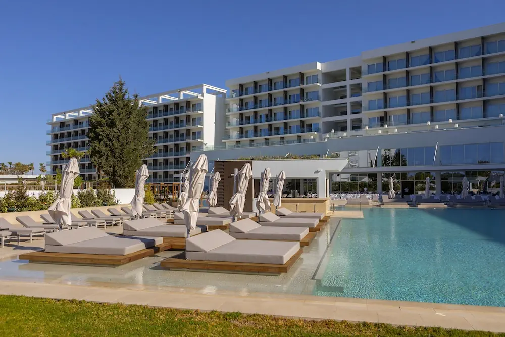 HOTEL: Chrysomare Beach Hotel and Resort