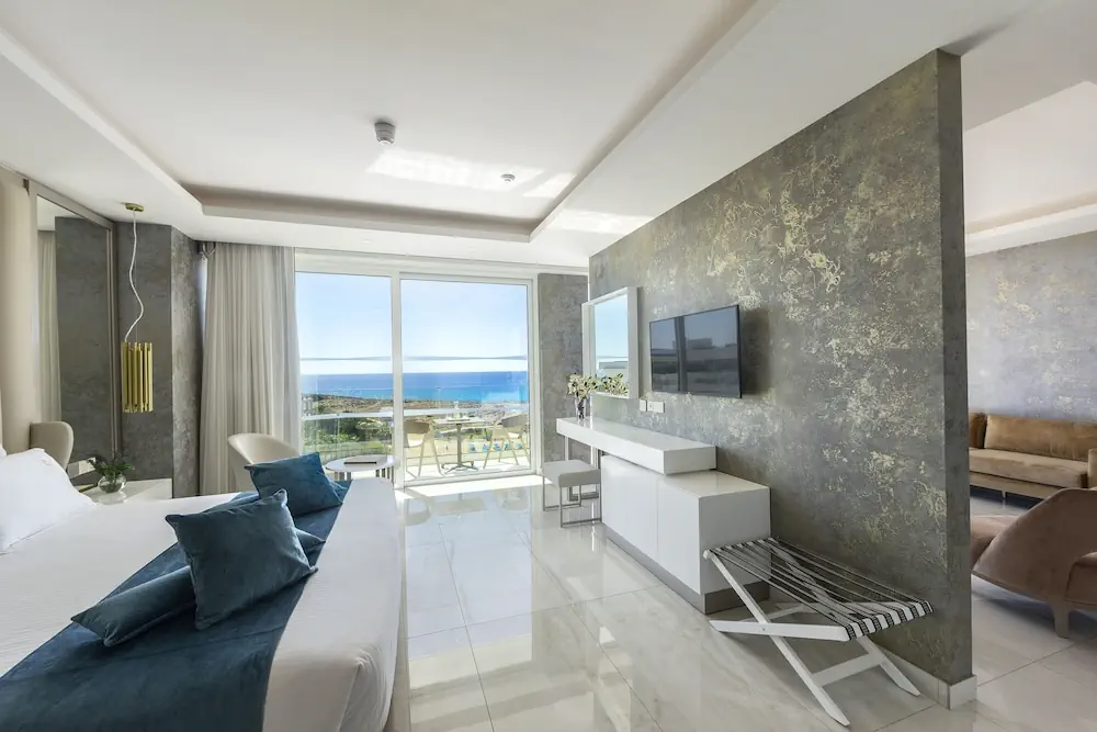 HOTEL: Chrysomare Beach Hotel and Resort