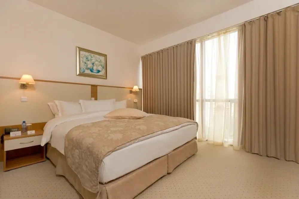 HOTEL: Apollo Spa Resort