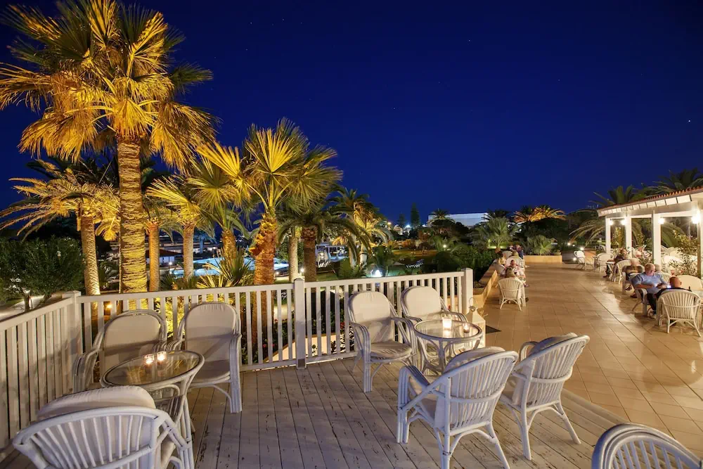 HOTEL: Anissa Beach and Village