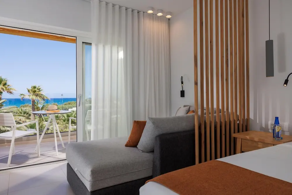 HOTEL: Anissa Beach and Village