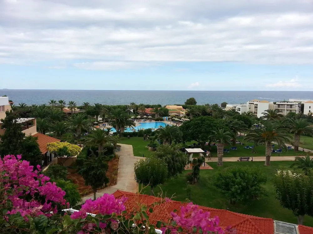 HOTEL: Anissa Beach and Village