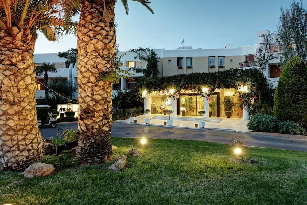 HOTEL: Anissa Beach and Village