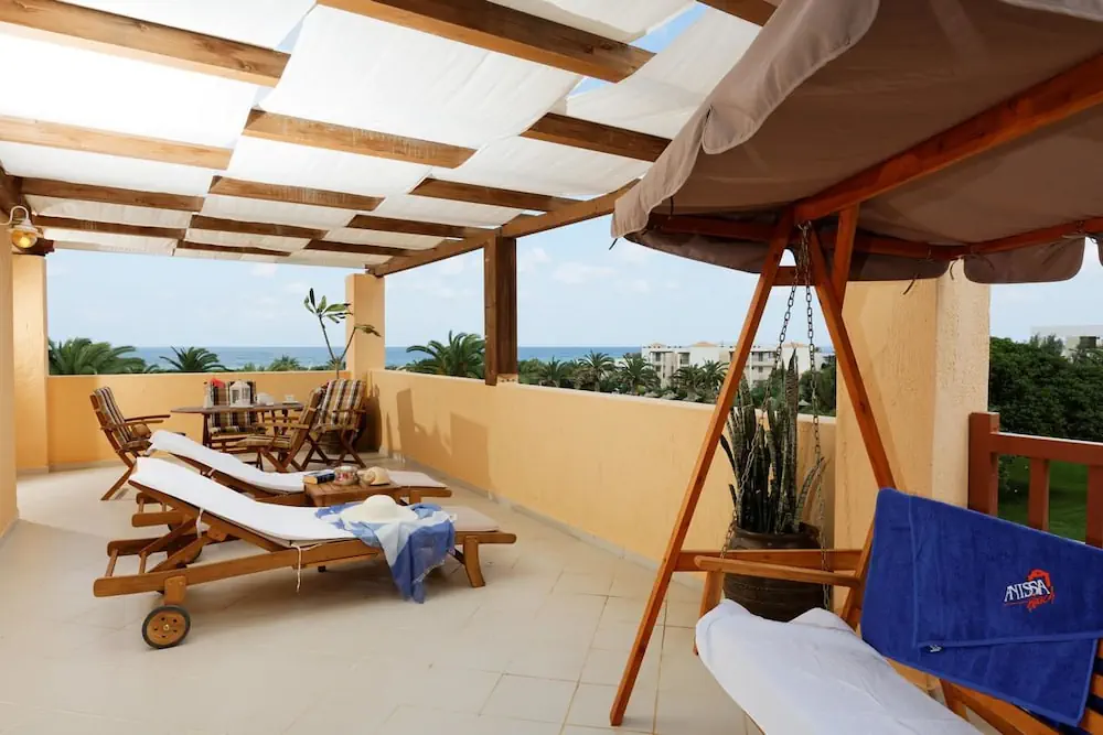 HOTEL: Anissa Beach and Village