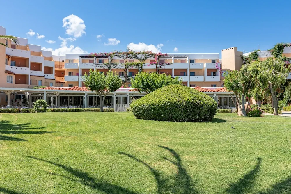 HOTEL: Anissa Beach and Village