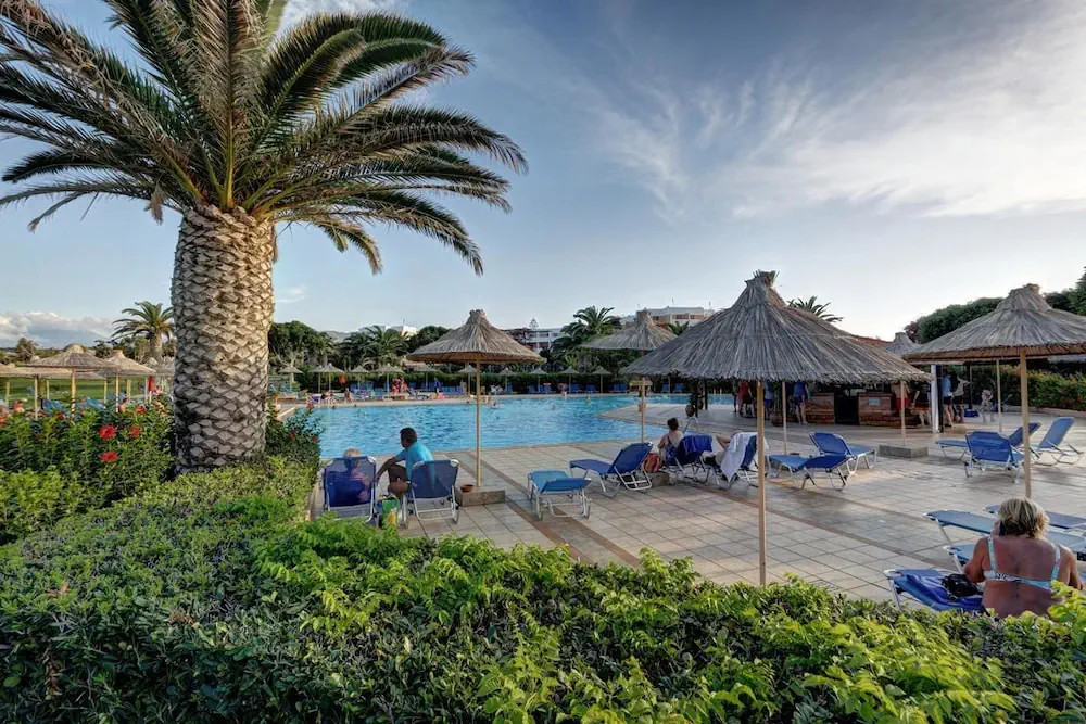 HOTEL: Anissa Beach and Village