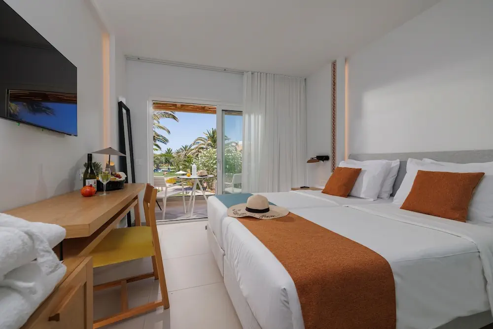 HOTEL: Anissa Beach and Village