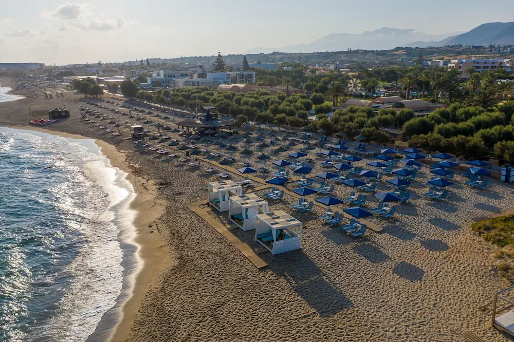 HOTEL: Anissa Beach and Village