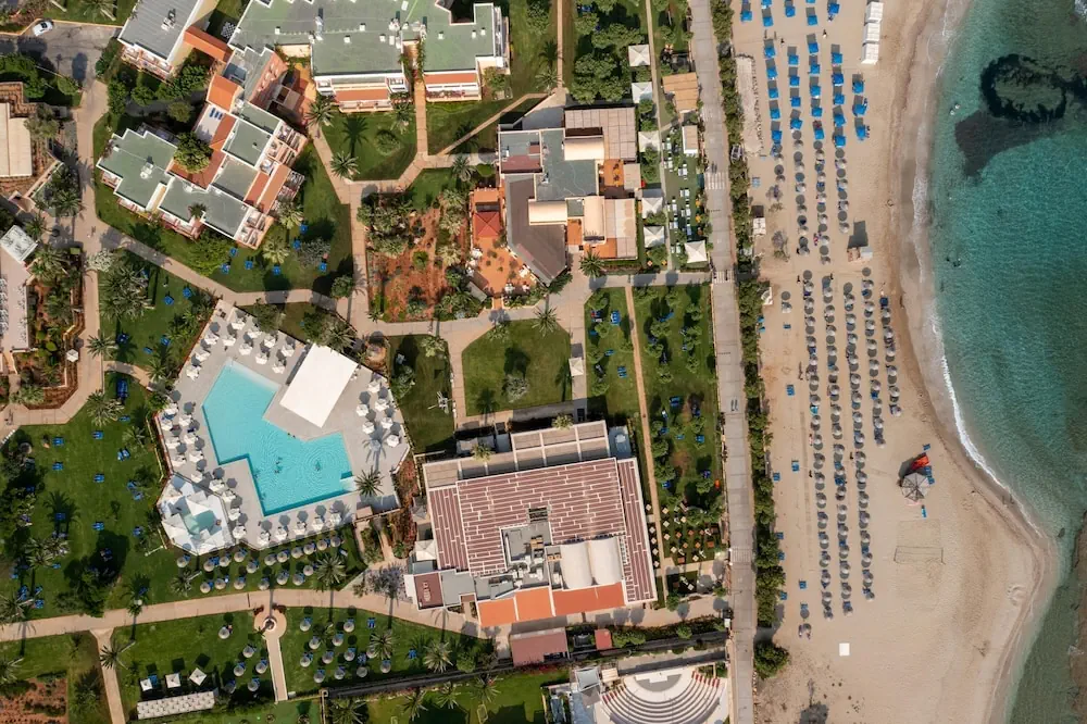 HOTEL: Anissa Beach and Village