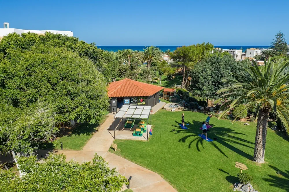 HOTEL: Anissa Beach and Village