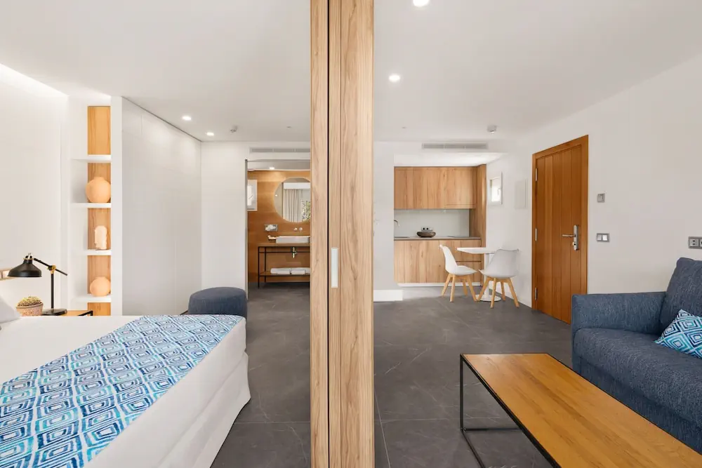 HOTEL: Bahía Suites Camp De Mar
