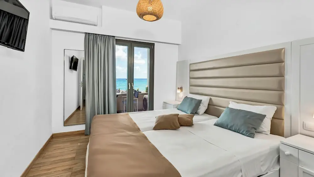 HOTEL: Sunset Beach Hotel