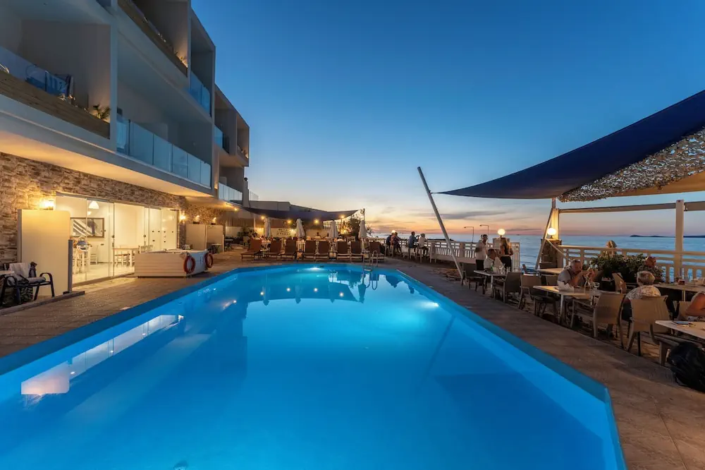 HOTEL: Sunset Beach Hotel