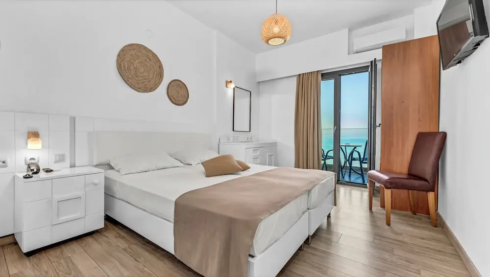 HOTEL: Sunset Beach Hotel