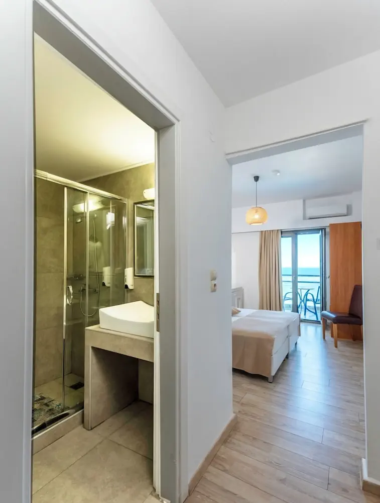 HOTEL: Sunset Beach Hotel
