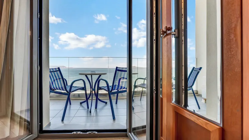 HOTEL: Sunset Beach Hotel