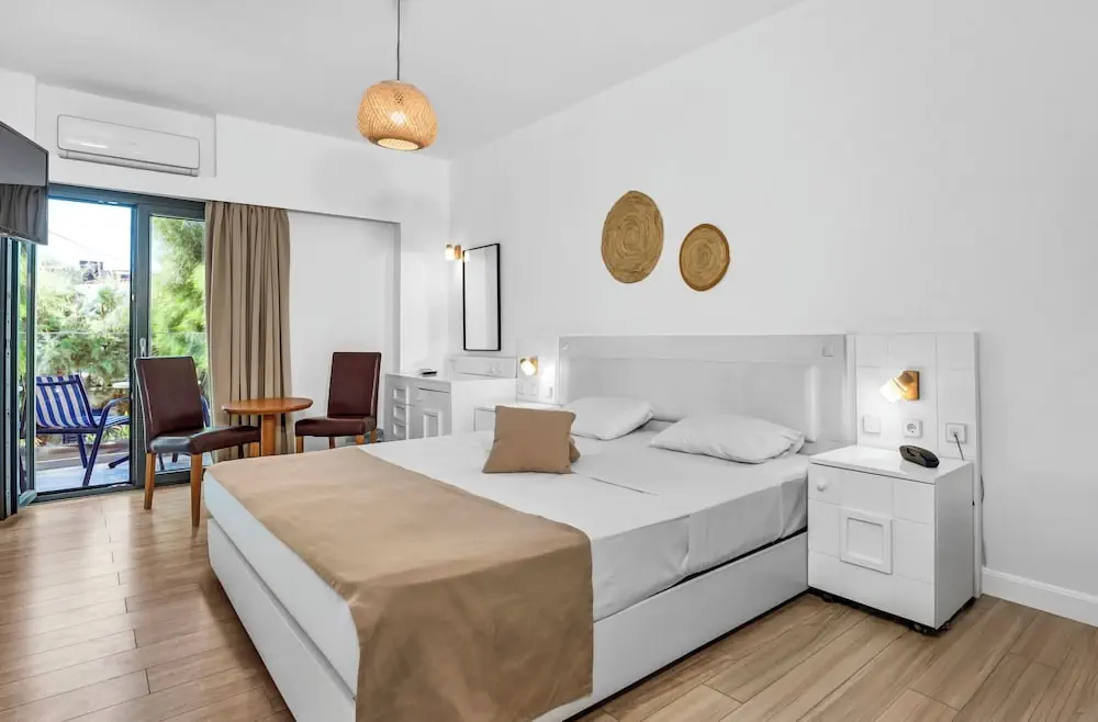 HOTEL: Sunset Beach Hotel