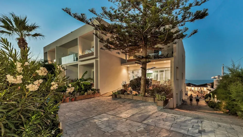 HOTEL: Sunset Beach Hotel