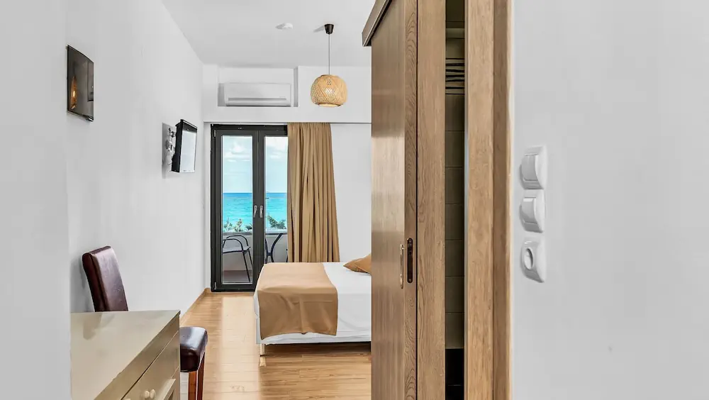 HOTEL: Sunset Beach Hotel