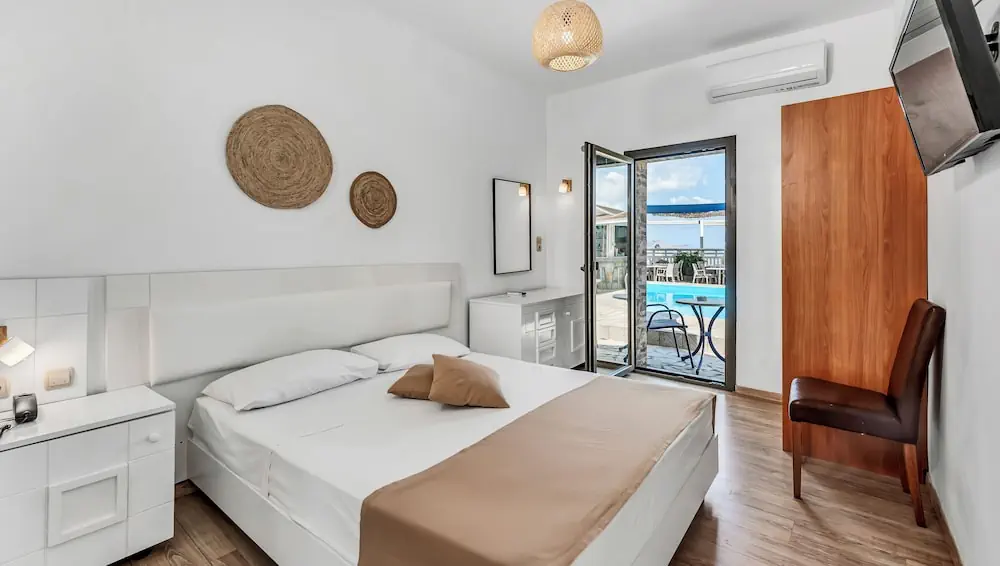 HOTEL: Sunset Beach Hotel