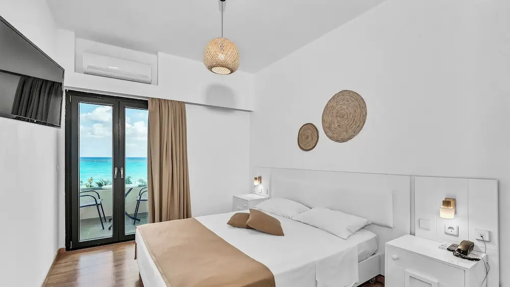 HOTEL: Sunset Beach Hotel