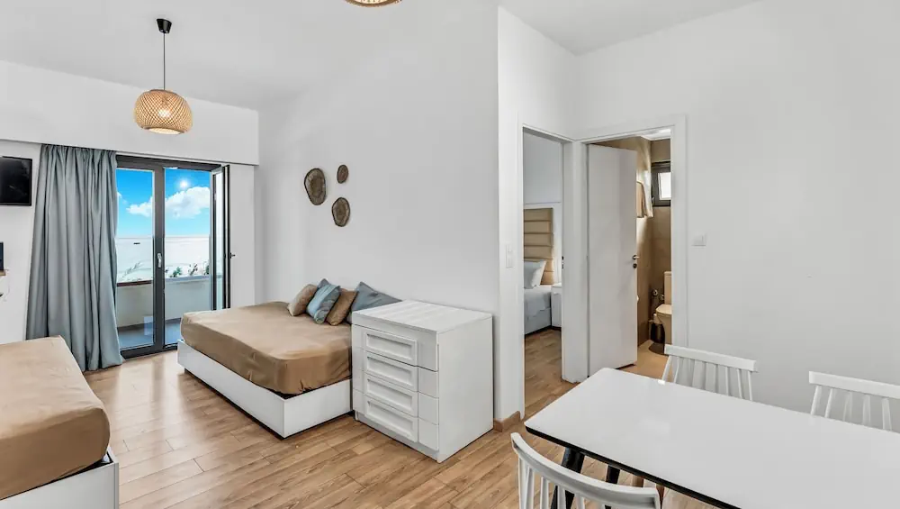 HOTEL: Sunset Beach Hotel
