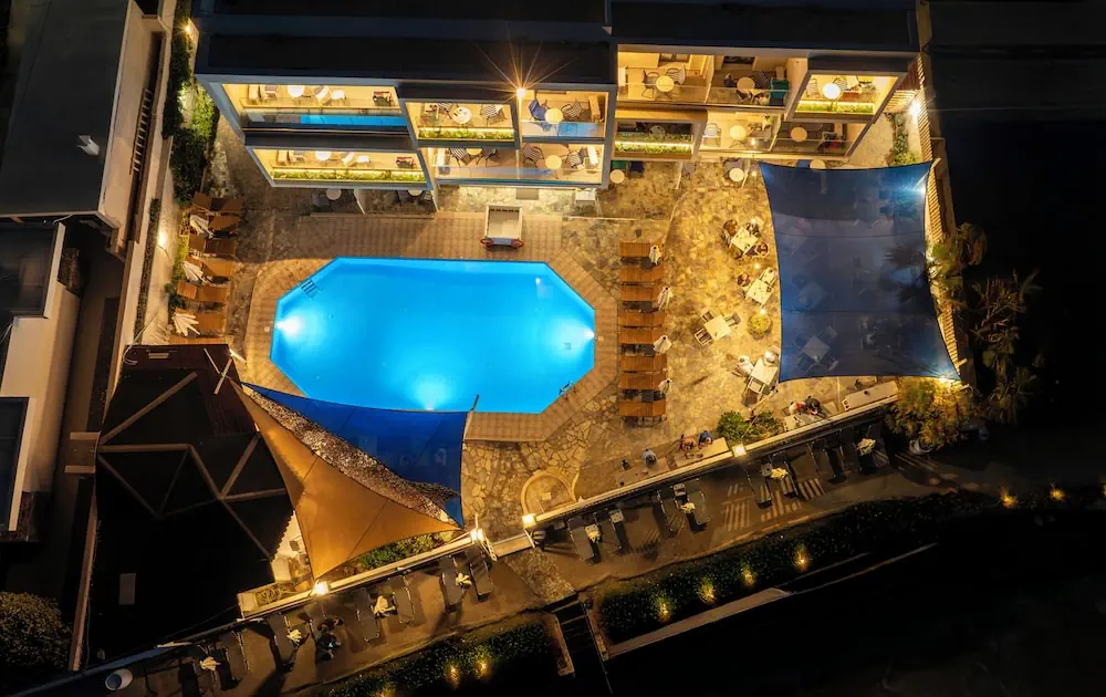 HOTEL: Sunset Beach Hotel