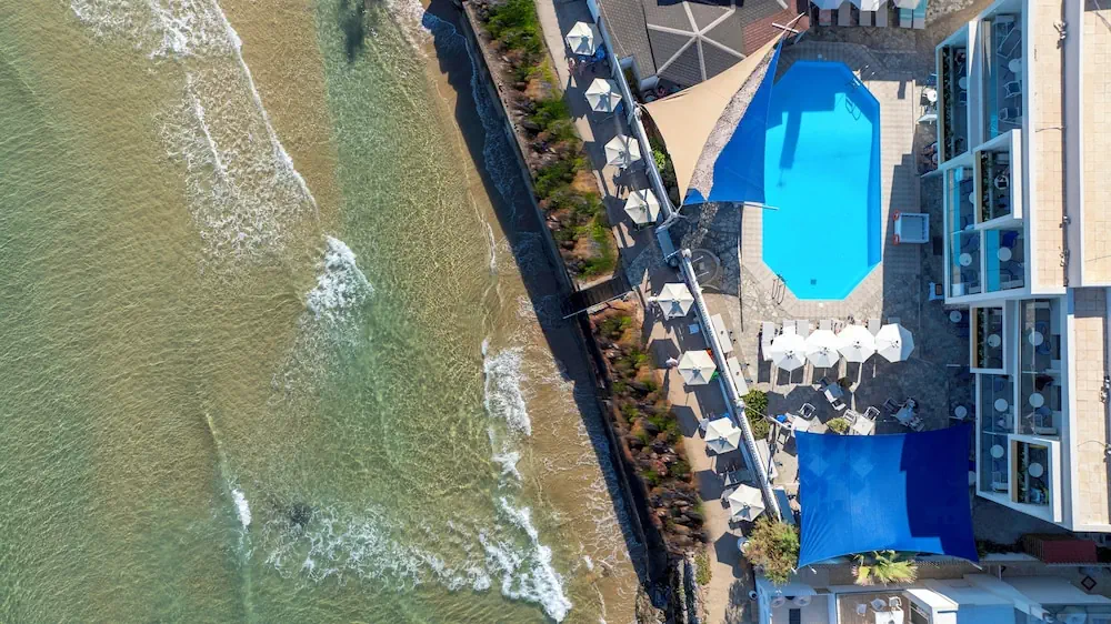 HOTEL: Sunset Beach Hotel