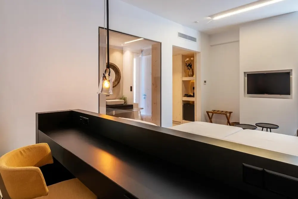 HOTEL: Abacus Suites
