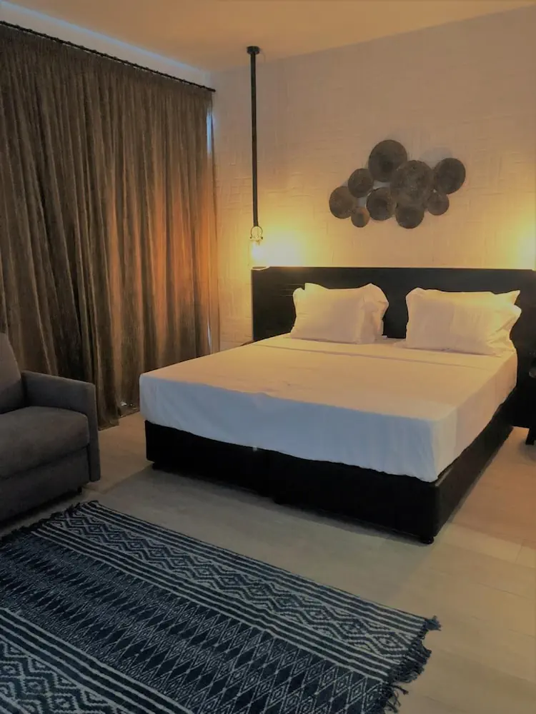 HOTEL: Abacus Suites