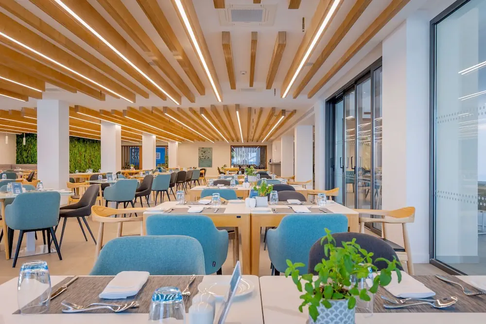 HOTEL: Radisson Beach Resort Larnaca
