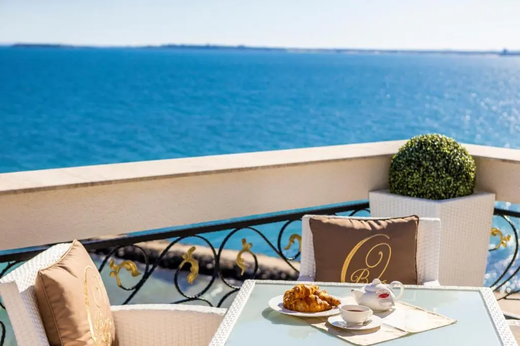 HOTEL: Onyx Beach Residence - Free Beach Access and Parking