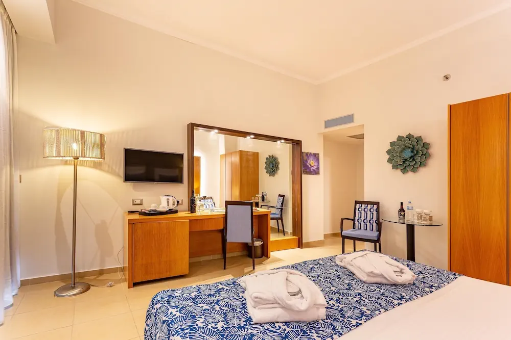 HOTEL: Lindos Bay Suites