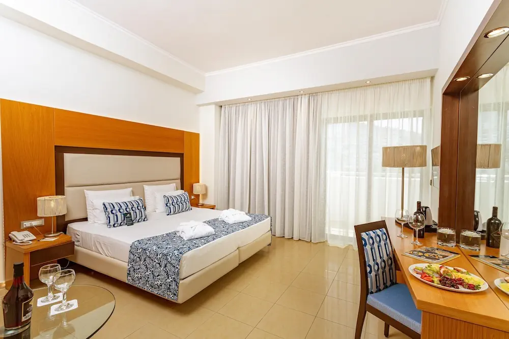 HOTEL: Lindos Bay Suites