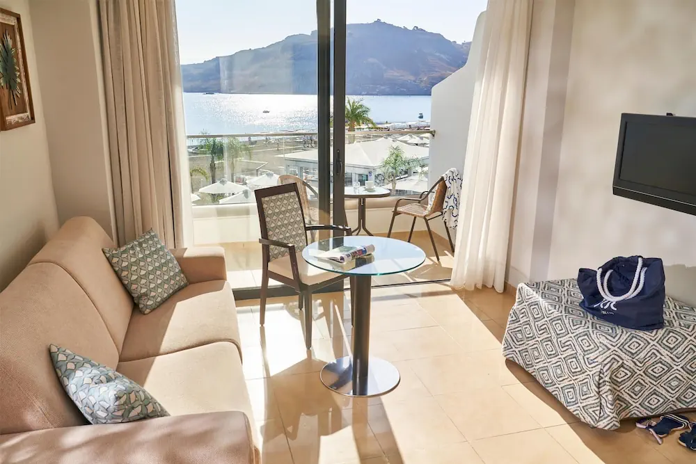 HOTEL: Lindos Bay Suites
