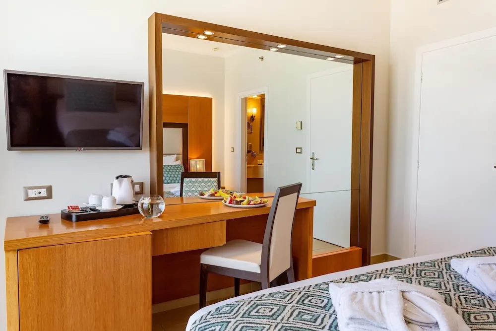 HOTEL: Lindos Bay Suites