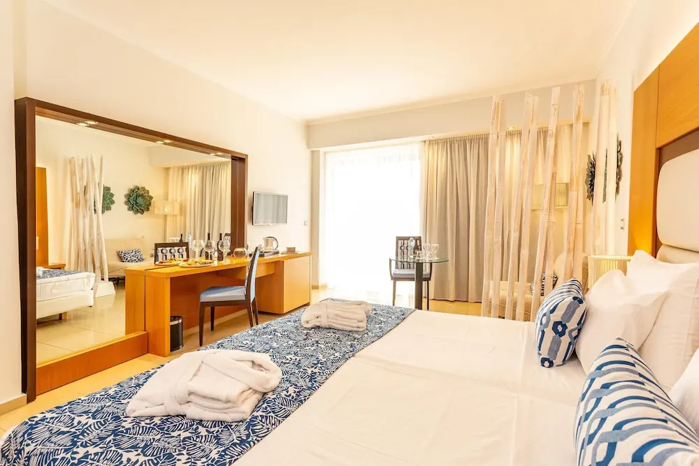HOTEL: Lindos Bay Suites