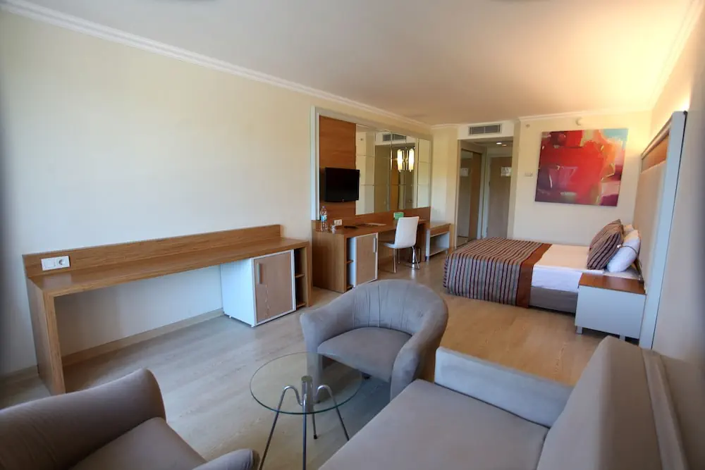 HOTEL: AQI Pegasos Resort