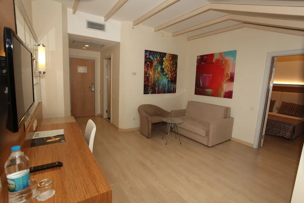 HOTEL: AQI Pegasos Resort