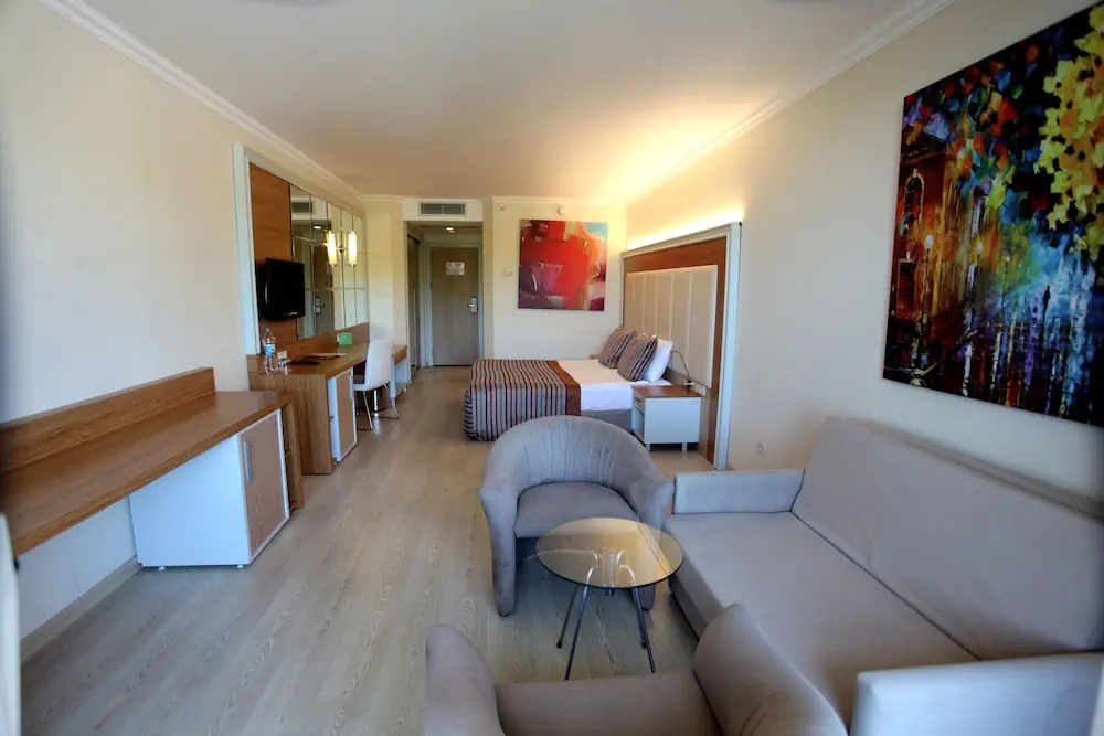 HOTEL: AQI Pegasos Resort